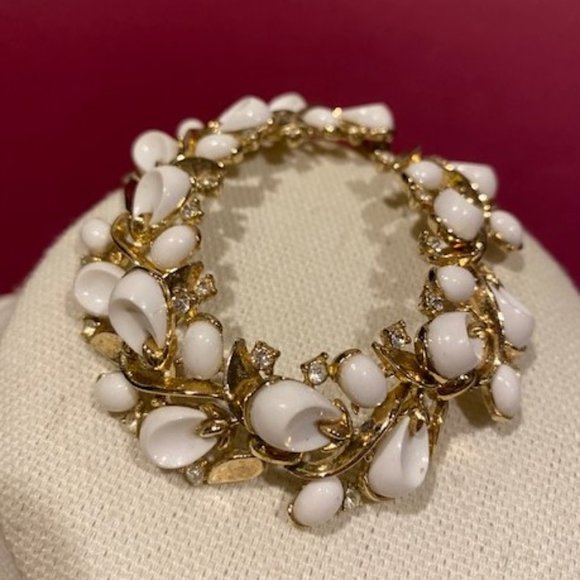 VTG CROWN TRIFARI White Thermoset Rhinestone Gold Leaf Link BRACELET - Picture 1 of 9